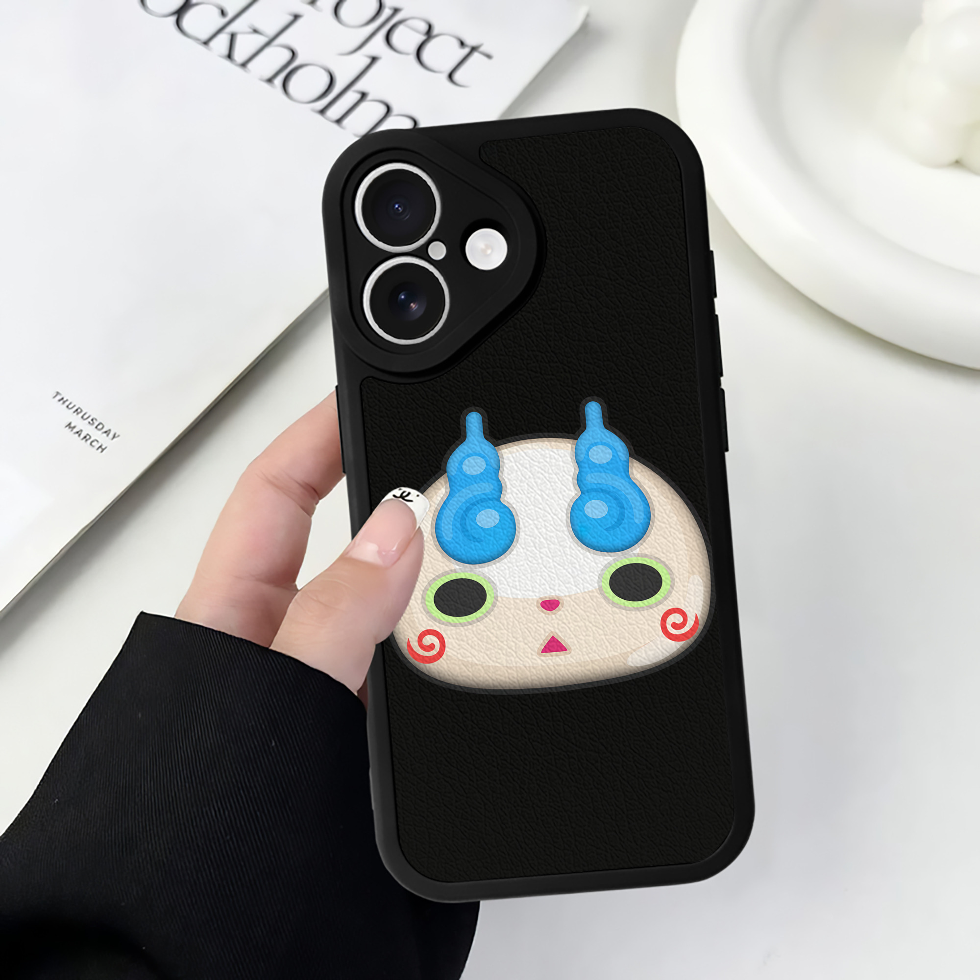 （画像用） 妖怪ウォッチ Yo-kai Watch 【iPhone 16シリーズ対応】シリコンスマホケース（レザー調） 材質：シリコン